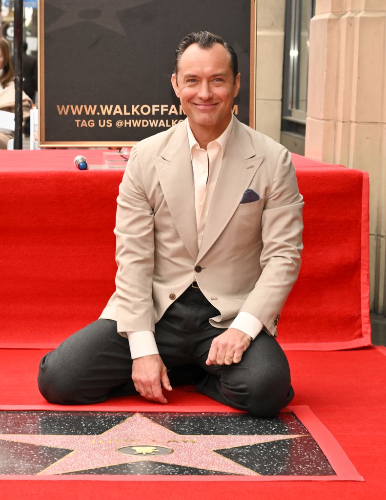 Jude Law descubre la estrella número 2.798, situada junto a la sala de cine El Capitán en Hollywood Boulevard 