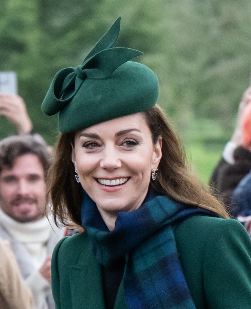 Un tocado festivo con un llamativo moño complementó su atuendo en tono verde, el cual también incluyó una festiva bufanda a cuadros, uno de los estampados que nos evoca a la Navidad y del que la princesa Charlotte se adueñó para su outfit de este año