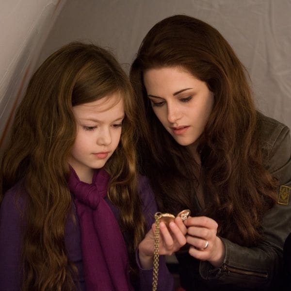 Mackenzie con Kristen Stewart en un fotograma de la película 'Amanecer' (2012)
