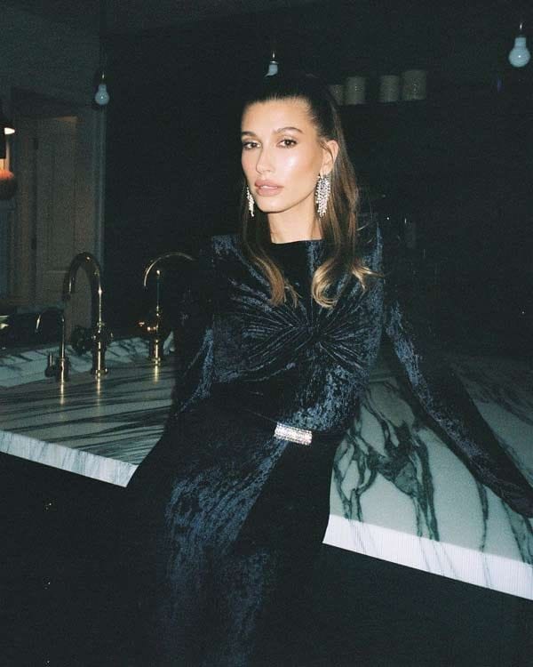 Hailey Bieber con mono de terciopelo negro de Saint Laurent