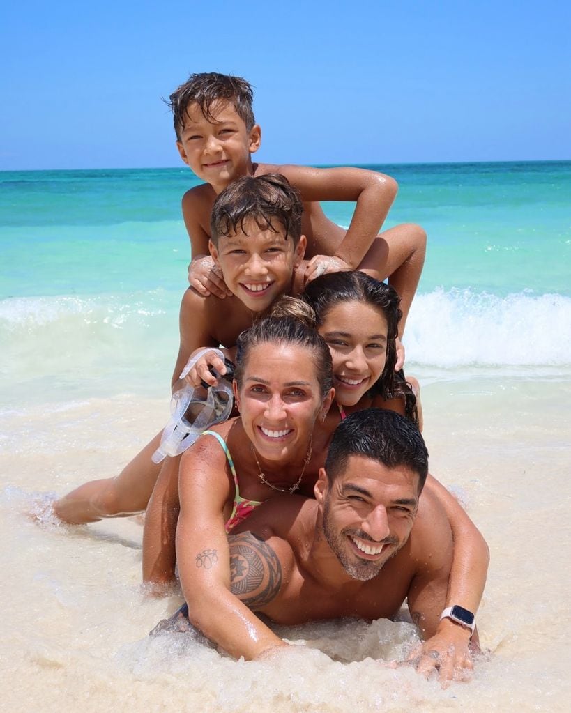 Luis Suárez publicó una hermosa postal familiar junto a Sofía Balbi y sus tres hijos.