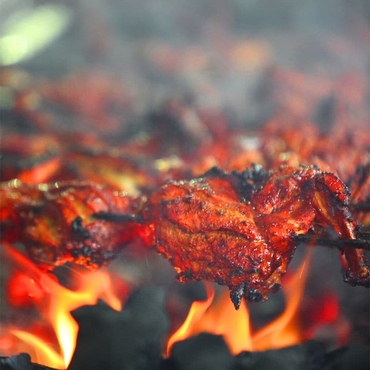 Pollo 'tandoori' en las brasas