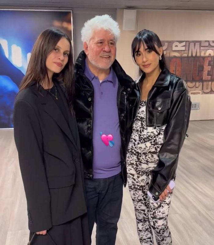 Milena Smit y Pedro Almodóvar junto a Aitana en su concierto