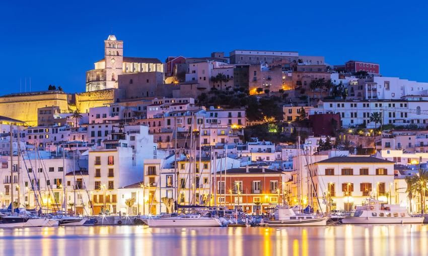 dalt vila por la noche con reflejos luminosos en el agua ibiza