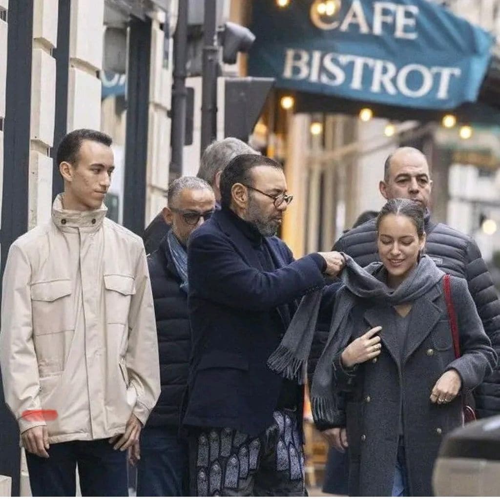 Mohamed VI paseando por París con sus hijos, Moulay Hassan, y Lalla Khadija en noviembre de 2024