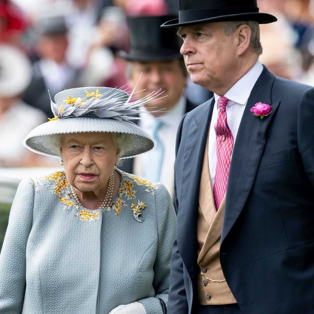 Príncipe Andrés con la reina de Inglaterra