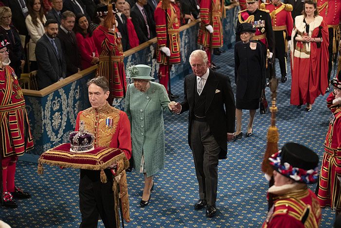 Isabel II y el príncipe Carlos en la apertura del Parlamento británico 