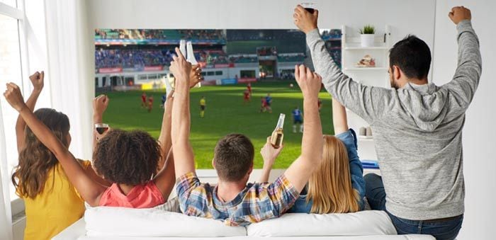 amigos viendo el fútbol en la televisión