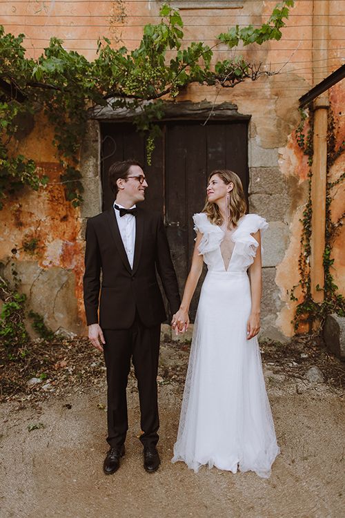 Vestido de novia con escote pronunciado y mangas con volante