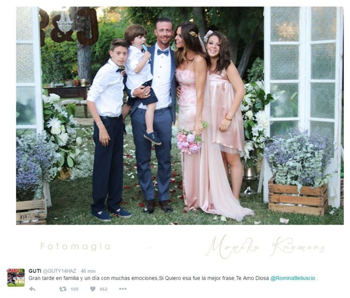 José María Gutiérrez 'Guti' ha compartido en Twitter una foto de su boda con Romina Belluscio, en la que posa junto a sus tres hijos, Enzo, de tres años y medio, y los dos hijos que el futbolista tuvo con Arancha de Benito, Zaida, de 16 y Aitor, de 14 años
