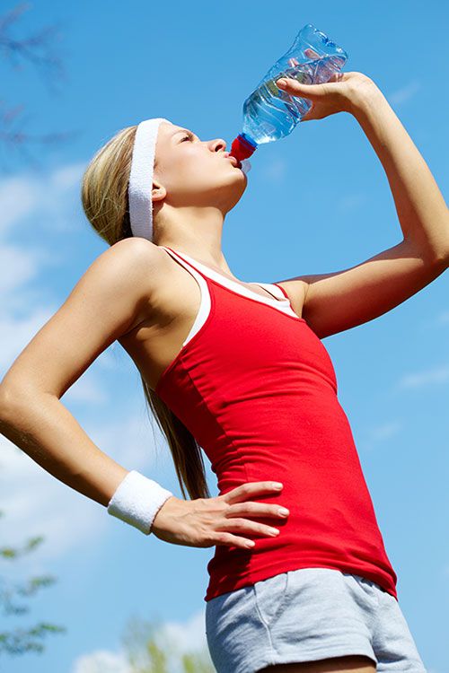 Chica bebiendo agua