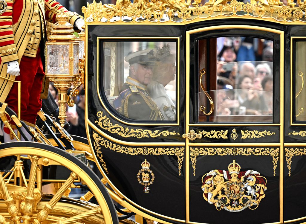 Los reyes Carlos y Camilla durante la procesión por las calles de Londres este 17 de julio de 2024