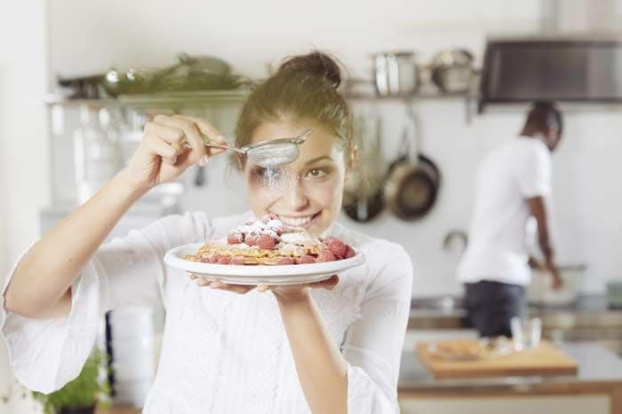 mujer cocinando con azúcar