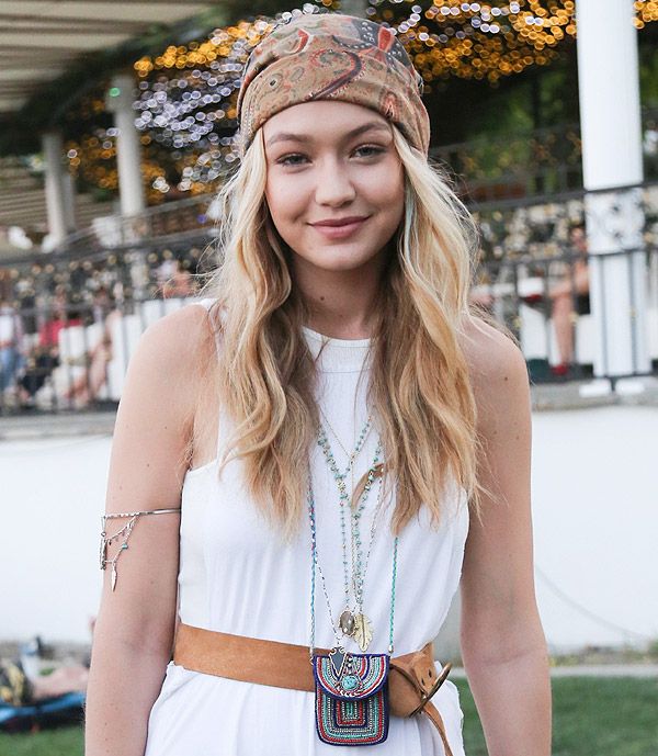 La modelo del momento, Gigi Hadid, nos ha enamorado con su característica melena rubia ligeramente ondulada y su colorido turbante. ¡De diez!
