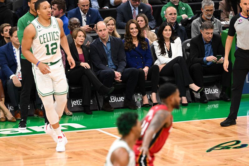 Los príncipes de Gales en un partido de los Boston Celtics