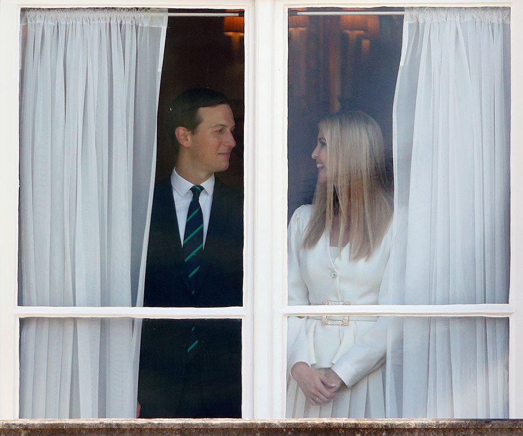 Ivanka Trump y Jared Kushner en el balcón del Palacio de Buckingham durante el recibimiento de Estado que Isabel II brindó a Donald Trump durante su histórica y controvertida visita oficial de tres días al Reino  Unido en junio de 2019