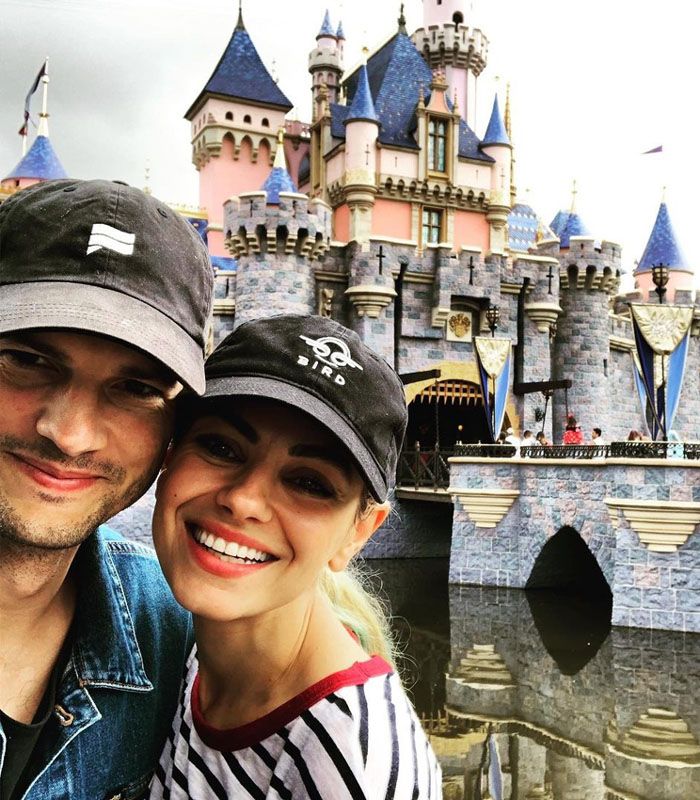 Ashton Kutcher y Mila Kunis en Disneyland