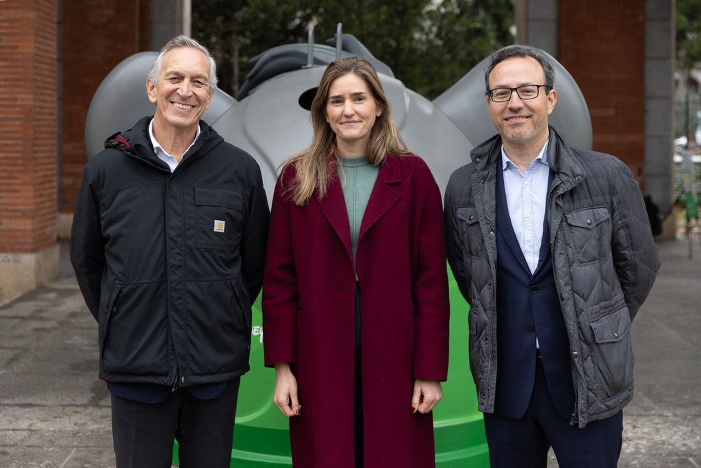 De izquierda a derecha: José Manuel Núñez-Lagos director general de Ecovidrio; Sara Aagesen, Vicepresidenta Tercera del Gobierno y Ministra para la Transición Ecológica y el Reto Demográfico; y Tiago Santos, director general de Disney Destinations para España y Portugal.