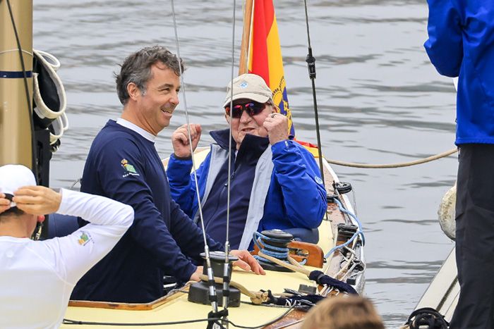 El rey Juan Carlos celebra el triunfo de su barco