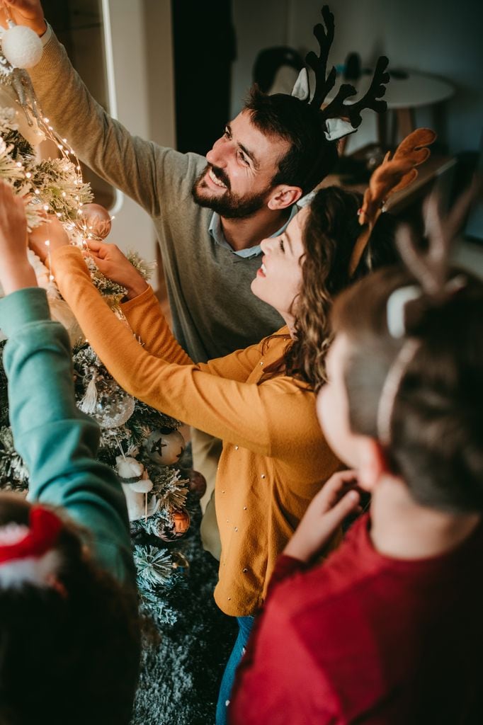 familia colocando arbol navidad