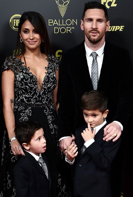 Leo Messi recibe el Balón de Oro ante el orgullo de su familia