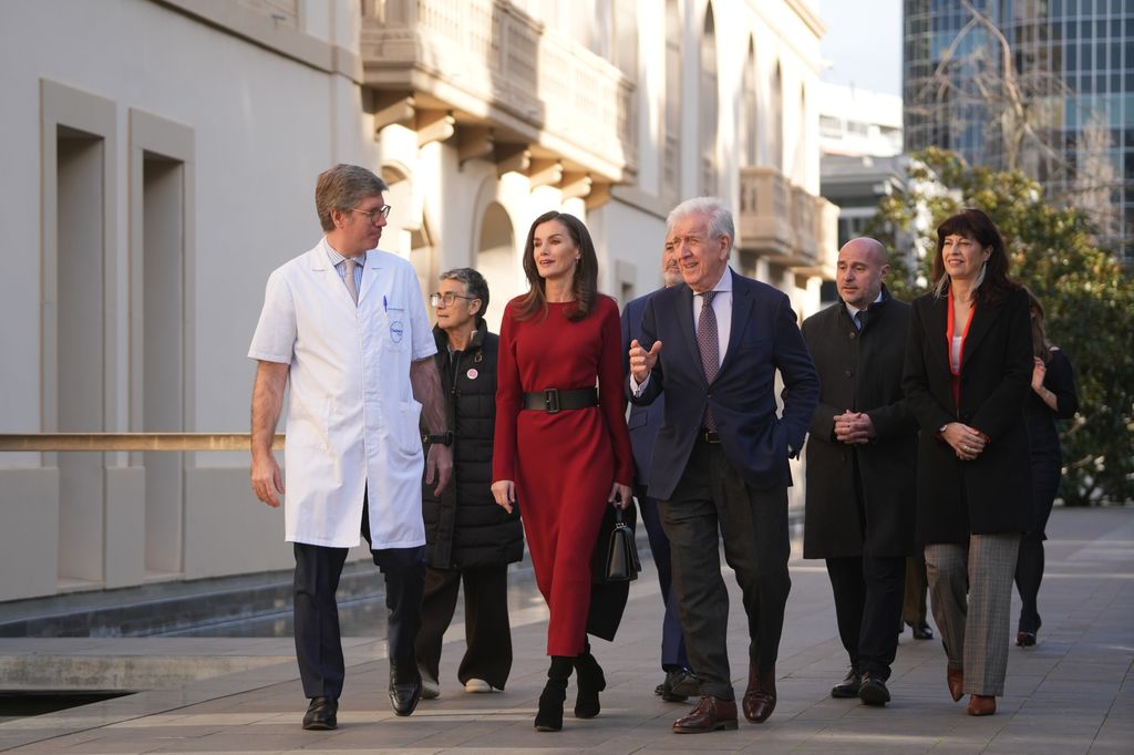 La reina Letizia estrena un vestido de punto rojo con cinturón en Barcelona