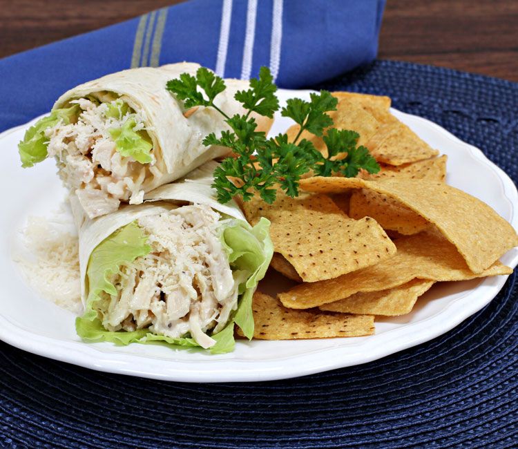 'Wraps' de ensalada de pollo con salsa César