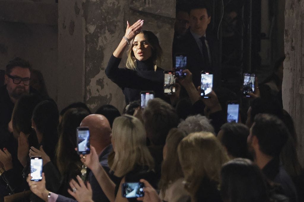 La imagen de la felicidad: Victoria Beckham, aclamada tras su desfile en París       