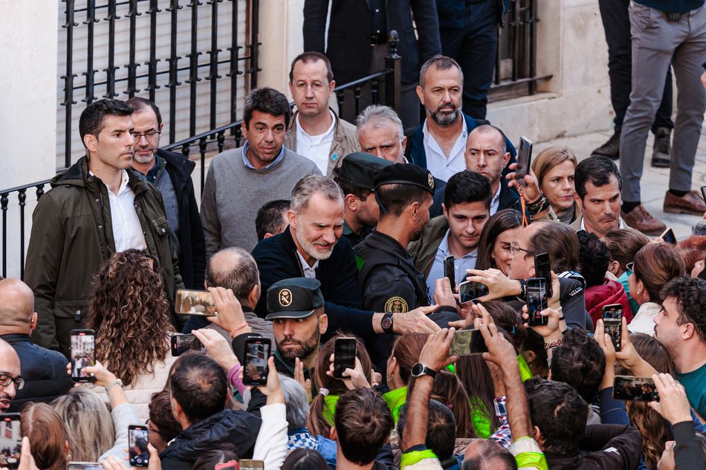 Los reyes Felipe y Letizia durante la visita a la localidad de Chiva el 19 de noviembre de 2024