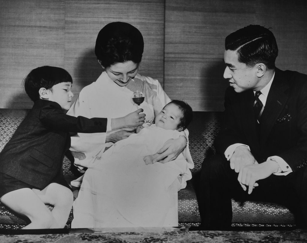 Akihito y Michiko de Japón con su hijo Hiro