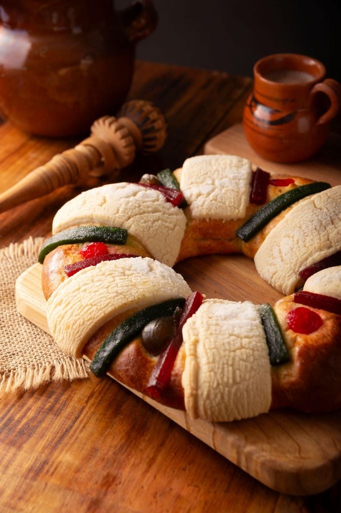 La rosca de Reyes tradicional mexicana lleva costra de azúcar y frutas caramelizadas