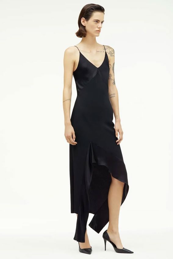 La capa negra de Zara que Marta Ortega lleva con vestido lencero