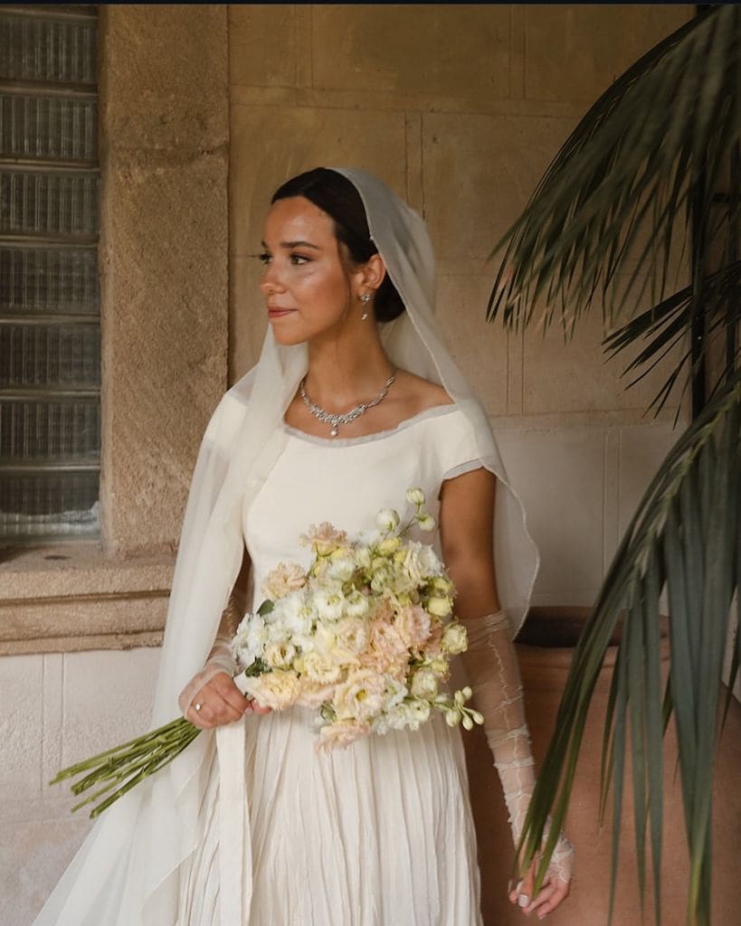 Velo de novia colocado a cada lado del rostro