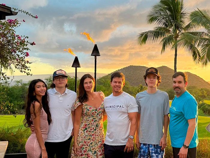 Mark Wahlberg con su esposa y sus hijos en Hawái