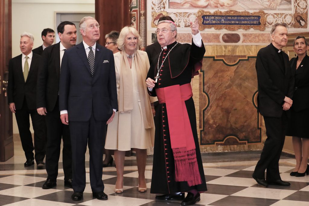 Los reyes Carlos y Camilla en el Vaticano con el Papa Francisco 