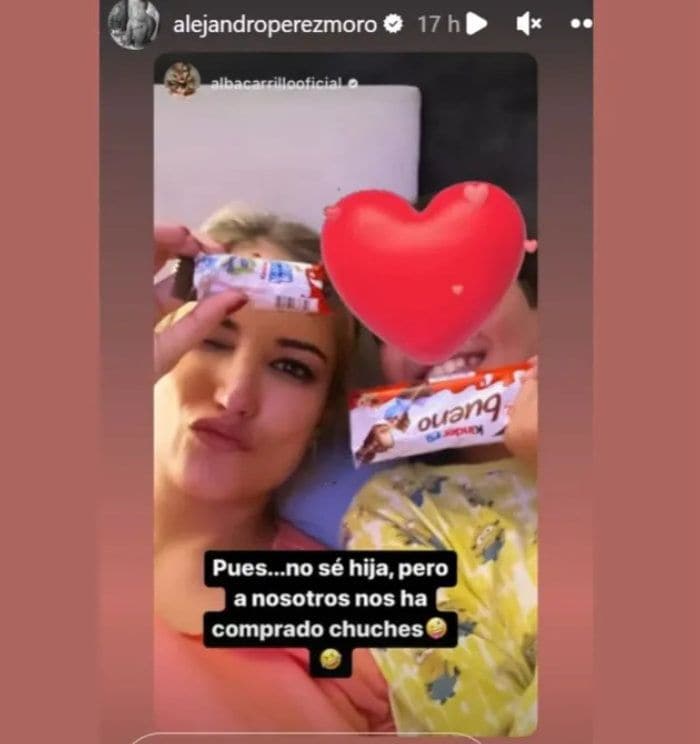 Alba Carillo y su hijo con el regalo de Alejandro 