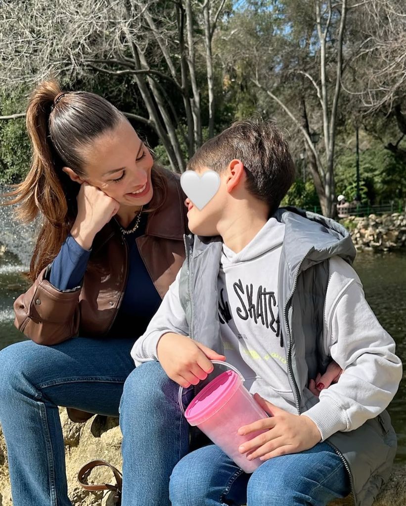 Jessica Bueno con su hijo Jota