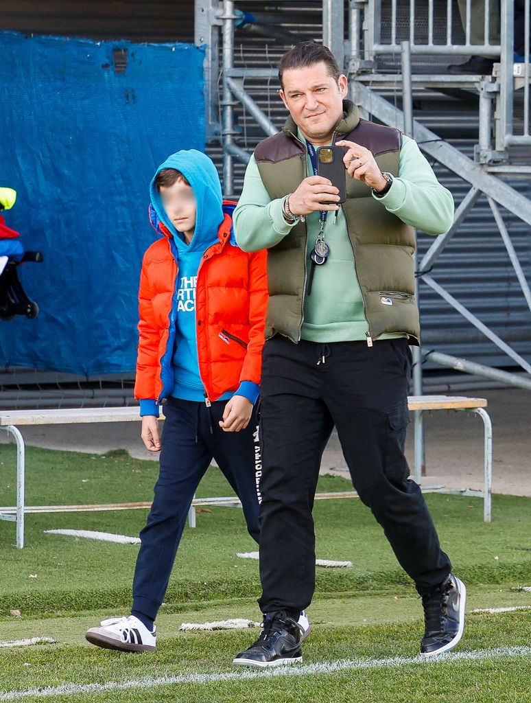 Manu Tenorio acudió al partido con su hijo Pedro, de 11 años