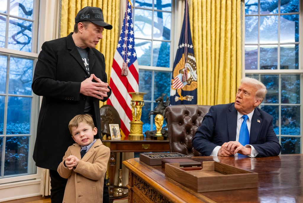 Elon Musk y su hijo X Æ A-12 en la Oficina Oval de la Casa Blanca junto al presidente Donald Trump