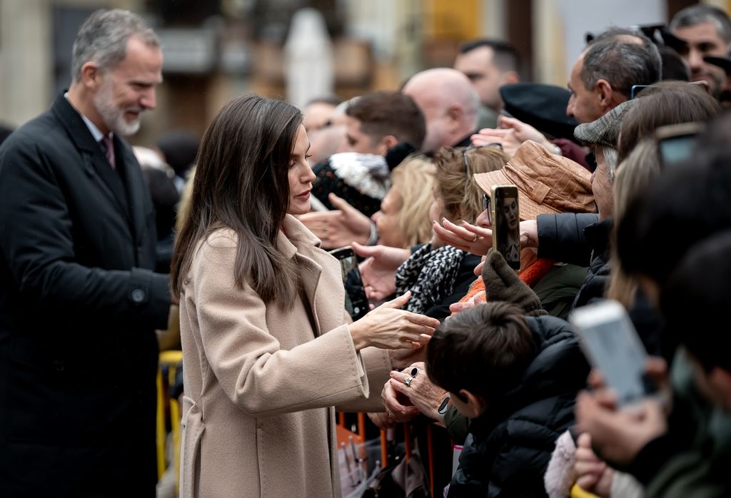 La reina Letizia mitigó el frio de la temporada con un abrigo de color crudo 