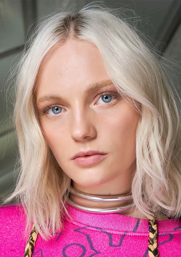 Modelo en el backstage del desfile de primavera-verano 2022 de Isabel Marant, con una melena rubia y sana