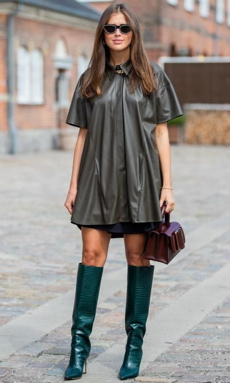 look de steet style de vestido de cuero suave y botas