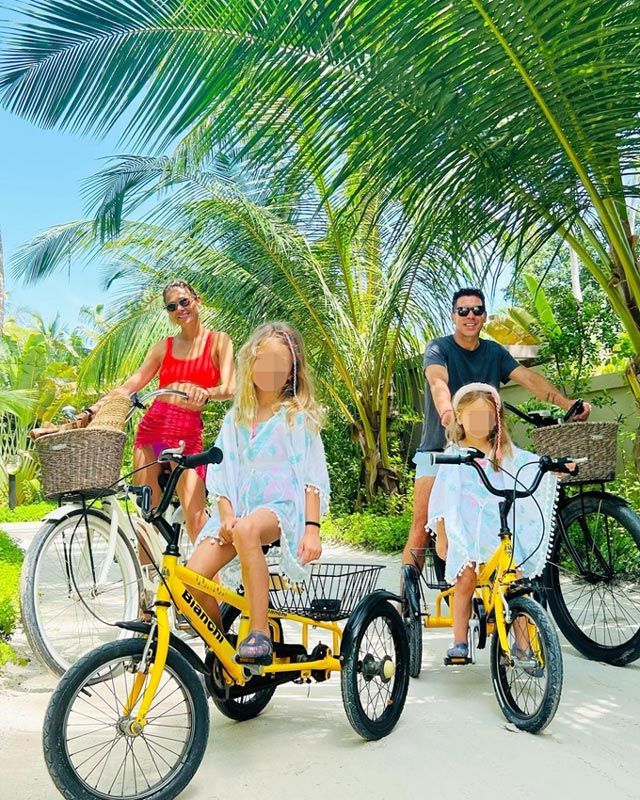 Carla Pereyra y Simeone con sus hijas