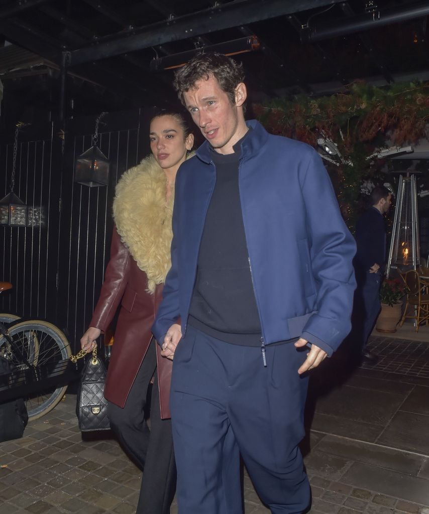 Callum Turner y Dua Lipa en las calles de Londres