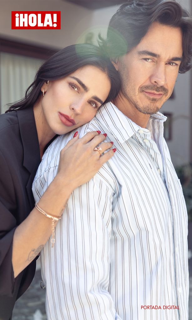 Disfrutando de su vida al sur de la Ciudad de México, Bárbara y Fernando nos abren una ventana a su vida como matrimonio. En esta imagen, Bárbara luce un sofisticado saco y jeans de Mango, que complementa con anillos de oro rosa de la colección Super Arrow, además de brazalete y aretes a juego de la colección Love Lockdown, todo de Jacob & Co. A su lado, Fernando lleva una camisa de Jacquemus, reflejando su estilo impecable.