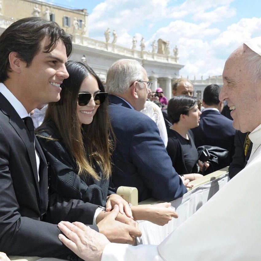 Ximena NAvarrete y su esposo conocieron a Papa Francisco durante su luna de miel