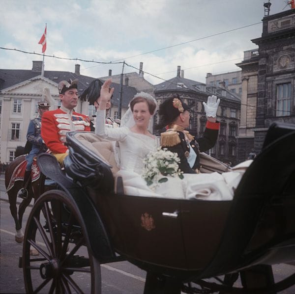 La reina Margarita y el príncipe Henrik el día de su boda, el 10 de junio de 1967, en Copenague
