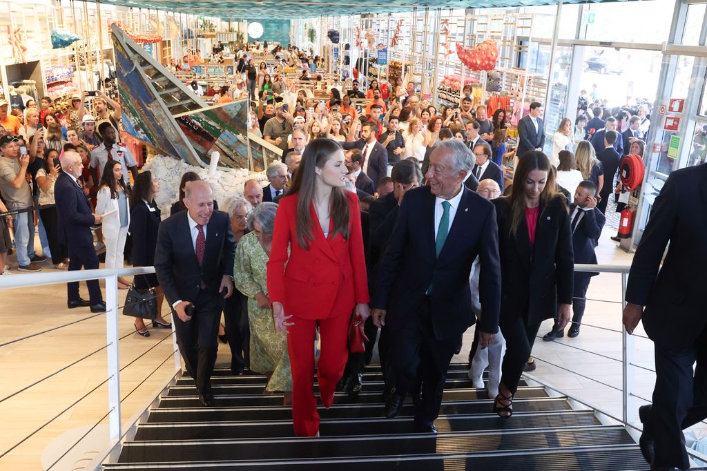 La princesa Leonor y el presidente de la República entrando al Oceanario de Lisboa