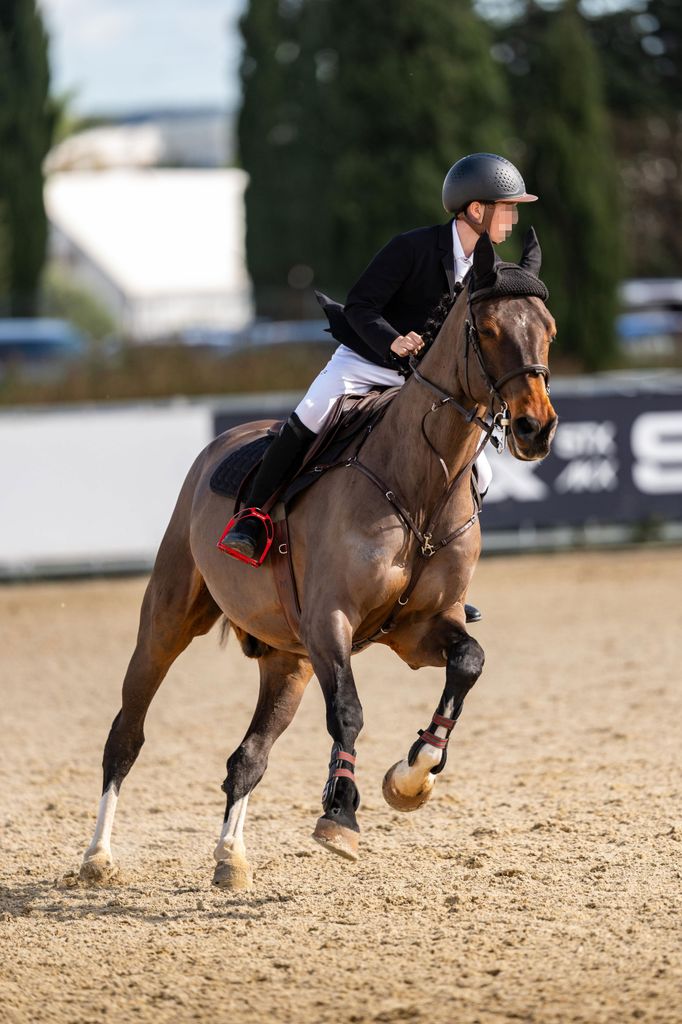 El hijo de Amelia Bono en su caballo