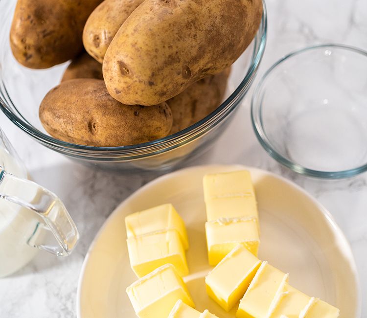 Patatas sin pelar y dados de mantequilla